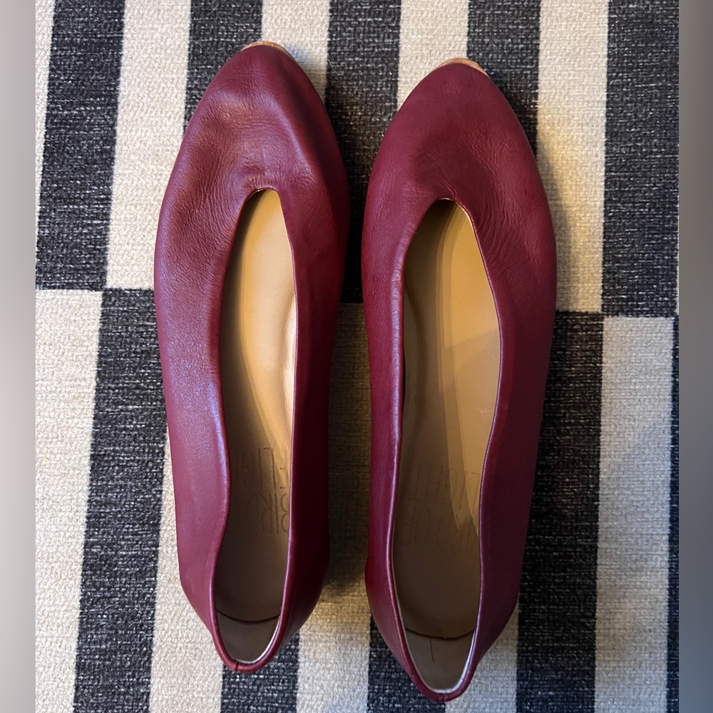 Beautiful Brazilian Size 8 red leather flats